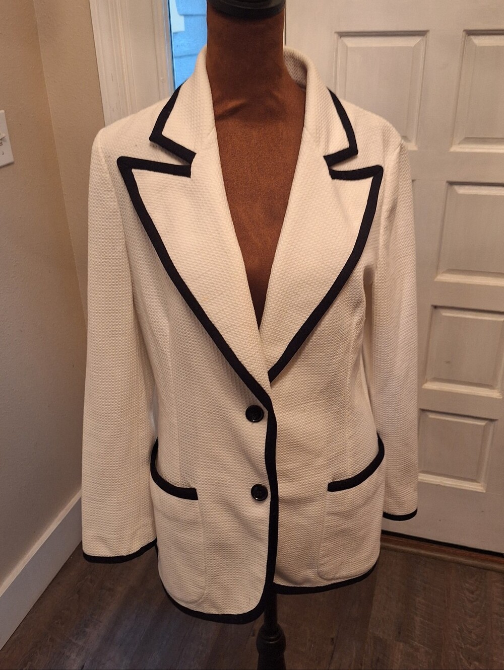 Act III Woman’s Light Weight Blazer Size Medium Cream White  Color